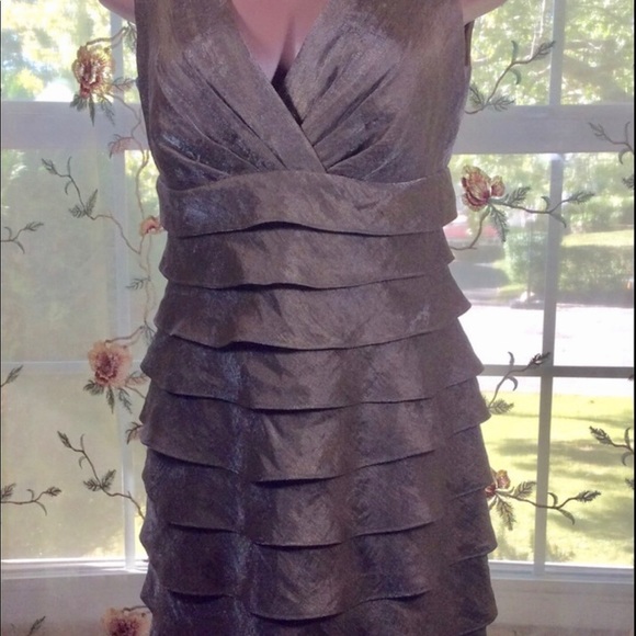 LN PERFECT SPRING OR SUMMER DRESS. BEAUTIFUL & FIGURE FLATTERING. HIGH QUALITY - Picture 1 of 4